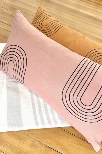 ALMOHADON CON FUNDA 50X25 $6.850.-